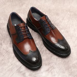 Snidade män oxford skor äkta ko läder eleganta klänningskor man svart brun spetsar upp bröllop män formella brogue skor