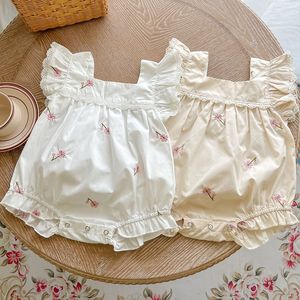 Kläder födda Baby Girls Jumpsuit Flygande ärm Bomull Blomma Broderi Småbarn Flicka Bodysuits Kläder för sommaren 230529