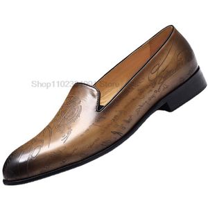 Mocassini da uomo di lusso in vera pelle fatti a mano Slip On Office Business Wedding Dress Shoes For Men Casual Carving Oxford Shoes