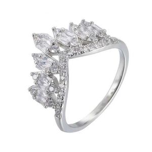 バンドリングHuitan New Crown Design Cubic Zirconia Ring for Women Fashion Band Wedding Bands Bridal Rings Party Statement Jewelry Drop Ship AA230530