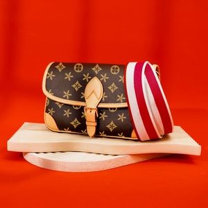 Mode Luxurys M45985 M46386 Diane Envelope Bag äkta läder Tote Purse Handbag Designer Bag för kvinnors Mens Clutch Saddle Crossbody Baguette axelväskor