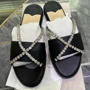 JC Jimmynessity Choo Flat High-Quality Slippers Cross Rhinestone Chain for Women Designer 2023 Open Toe Beach Shoes Ladies blackPantuflas White Chinelos