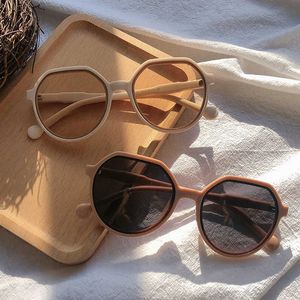 Solglasögon varumärke lyx mode utomhus sommar ny stil all-match trend personlig rund ram ins godis färg stor