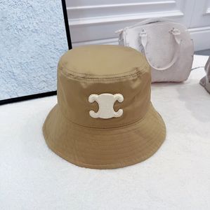 Hat Straw Bob Summer Visitor Designer Fashion Men Women Temperament Bucket Bucket Hundred Take Couple Models Design Hat Cap Wearing Sun Shades on Beach by the