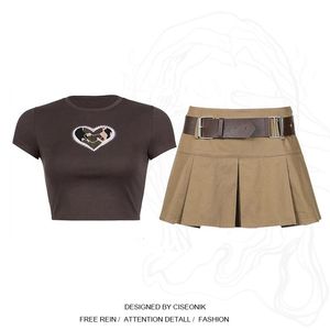 スーツ太った女性カモフラージラブプリントTシャツ半袖トップ +プリーツカキスカートセットベルトパンク学生女性セットプラス