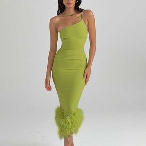 Gespleißtes Midikleid mit Federn für Damen, einschultriges, ärmelloses, rückenfreies, schmales Kleid, hoch tailliertes Sommer-Partykleid