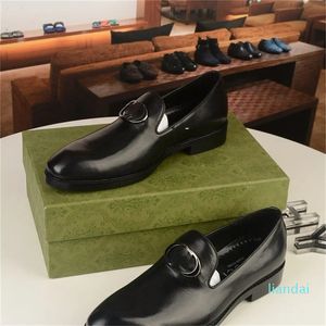 Designer masculino Sapatos Sapatos de couro real Mocassins marrom preto