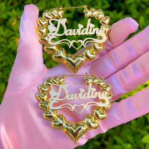 Hoop Huggie Custom 45mm-75mm Orecchini con nome Personalizza Bubble Heart Name Hoops Donna Orecchini in bambù a forma di cuore in acciaio inossidabile Regalo da damigella d'onore 230531