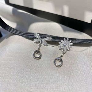 2023 Nya designer smycken armband halsbandsring 925 diamantfjäril daisy asymmetriska örhängen kvinnlig valentins dag gåva