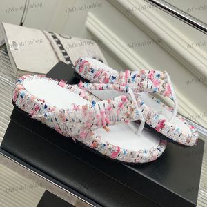 Designerskie Kapcie damskie Flip-Plopy stringi klip buty kolorowe skórzane płaskie sandały drukowane zewnętrzne buty plażowe platforma platforma 2cm sandały baletowe but 35-41