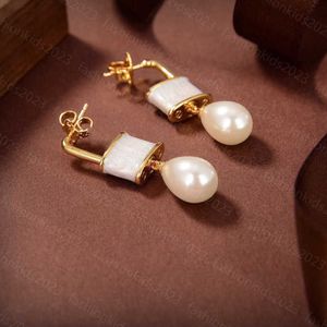 23ss kobiety designerskie kolczyki blokada perła kolczyki wisiorek mosiądz platerowany 18-karatowym złotem wysokiej jakości akcesoria kobiety biżuteria a1