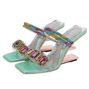 Crystal Women Slippers Letter Strange High Leels Sapatos de festa do lado de fora dos slides Sandálias de verão bombas verdes mulas