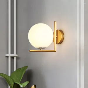 Lampa ścienna nowoczesne minimalistyczne złote kreatywne mleko białe szkło LED w tle domu