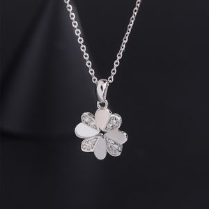 Modevarumärkesdesigner Lucky Clover Necklace Women's Light Luxury Heart Set Diamond Collar Chain Spring/Summer Nya halsbandstillbehör