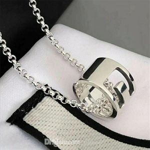 Klassiska hängen Gold Love Necklace Designer AG 925 Fashion Silver Plated Luxury Simple Heart Titanium Valentine's Day277C