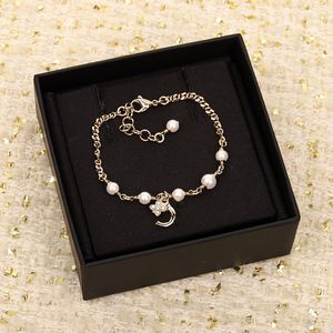 Designer-Luxus-Klassiker-Armband, kleine Blume, Doppelbuchstabe, weiße Perle mit eingelegtem Strassstein, O-Ketten-Charm-Armband aus Messing, als Weihnachtsgeschenk für Schwestern