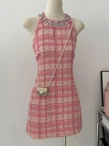 Casual klänningar sommar ärmlös mode korea tweed sexig pärlhalter hals klänning för kvinnor elegant en linje rutig mini vestidos