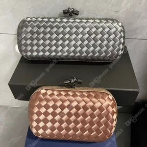 Nó Minaudiere Bolsas de Embreagem Foulard Intreccio Couro Minaudiere Compartimento Único Fecho de Quadro Magnético Muse Acabamento em Latão Luxurys Designer Mulheres