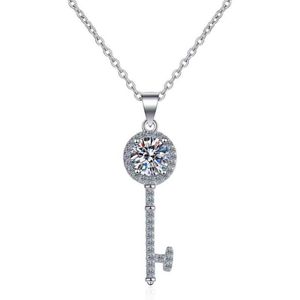 Godkänd diamanttest Moissanite 925 Sterling Silver Key Simple Clavicle Chain Pendant Halsband Kvinnor Fashion Cute Smycken 05-1CT252W