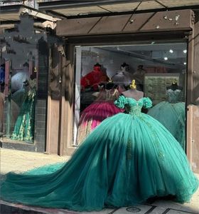 Prinsessan quinceanera klänningar mörkgrön lång tåg tyll av axel söt 16 klänning spets applikationer korsett prom special tillfälle klänningar för flickor 2024