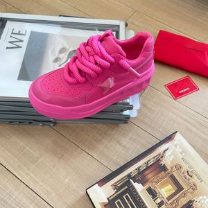 Kvinnors rosa casual skor en stud xl låg topp sneaker designer plattform sko mens tränare kör läder utomhus mode ökar vandringshöjd sneakers basketsko