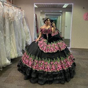 Black Veet Charro Quinceanera Dresses 2024 Off 어깨 꽃 자수 코르셋 멍청이 15 Princesa 레이스 업 무도회 파티 가운