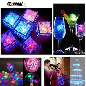 cubetti di ghiaccio a led 7 colori che cambiano notte Illumina la lampada a LED Glow Ice Cubes per la decorazione di nozze festa Bicchiere da birra Induzione dell'acqua LL