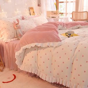 Conjuntos de cama Bonito estilo coreano inverno leite veludo cama saia conjunto de cama rosa luxo rainha edredão colcha capa de cama e fronha quente 4 pcs 231130