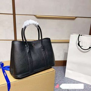 디자이너는 고품질 클래식 한 Cowhide Women 's Handbag을 기울어지는 가방, 세련되고 다재다능한 것을 디자인했습니다. 크기 : 31cm * 21cm