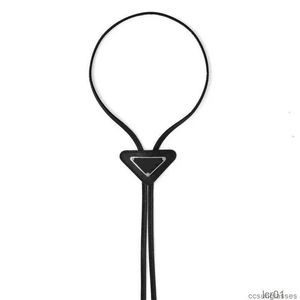 Higih Quality Triangle Slyckor Mens Bolo Tie Luxury Designer Prad Man Teenager Formella kläder Mini Läder Läder Rem Fashion Black Neck PJ046 F4