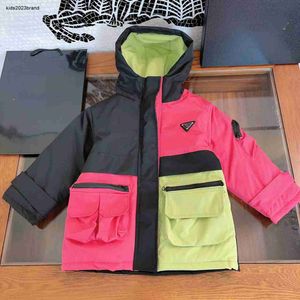 Novo bebê designer jaqueta de inverno crianças roupas multi cor emenda design menina outerwear tamanho 100-150 casaco da criança com capuz nov25