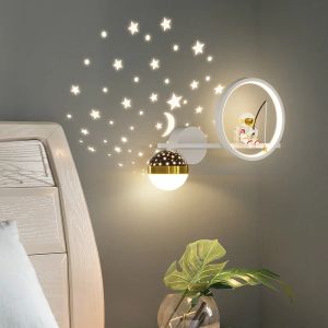 홈 장식 스타 프로젝터 벽 램프 LED 금속 바디 스페이스 스타일 어린이 sconce Light Resin 우주 비행사 어린이 침실 현대 광택