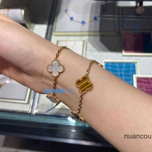 Van Clef Bracelet Clover Van Family Bracelet VCA Four Leaf Grass Five Flower Vanke Yabao Classic Red Chalcedony Single Flower 18k Rose Gold Women's