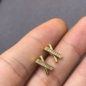 Klasyczne najlepsze butiqu v złoty pół diamond ROS Cross Light and Minimalist Instagram Styl Arrings Mały Vrsatil Prezent Dsign rsatil tiffanyjewelry