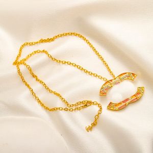 Collane con ciondolo stile di lusso Boutique Collana placcata in oro Collana di gioielli da regalo per donna con scatola Catena lunga di gioielli da sposa di compleanno di alta qualità