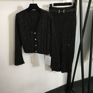 1126 L 2023 Миланский стиль, осенний бренд, одинаковый стиль, комплекты из двух предметов с V-образным вырезом, черные короткие брюки с цветочным принтом, ампир, женская одежда 20238500
