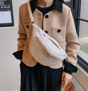 高品質の女性のウエストバッグファッショントレンディPU女性バッグレターエンボス加工されたメッセンジャーバッグストリートシューティングトラベル携帯電話バッグ