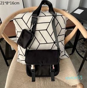 Tasarımcılar Mens Crossbody Bags Lüks Erkekler Köpireler Marka Naylon Messenger Zarf Moda Moda Çantalar Tek Omuz