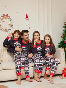 Familjsmatchande kläder Kläder Julpyjamas Set Fashion Xmas Hat Letter Print Father Mommy and Me Costume Baby Jumpsuit Paj 231201