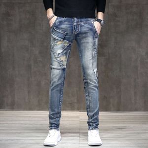 Slim Skinny Men Stretch Blue Patchwork Camo Print Streetwear Moto Biker Jeans Hip Hop Denim Pants randig kvalitet