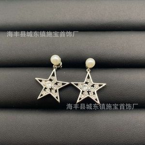 24SS Designer Channel MIU Family's New Heavy Industry Love Star örhängen och örhängen för kvinnors ljus lyx avancerad asymmetrisk bågknutörhängen örhängen