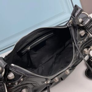 Le Cagole Half Moon Motorcycle BB Bags Lady Vintage Silver Ring Rivetsミニハンドバッグ女性デザイナーハートコイン財布肩クロスボー