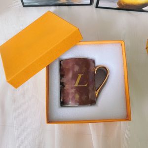 Caneca de grife clássica marrom L com letras e flores impressas caneca de marca V com caixa presentes Fesitval