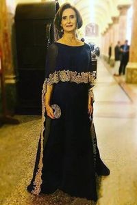 Elegante Árabe Cabo Manga Mãe Da Noiva Vestidos Preto Uma Linha Plus Size Vestidos de Convidado Do Casamento Laço De Ouro Appliqued Longa Madrinha Vestido Formal