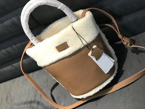 Bolsa de ombro feminina de pele de pelúcia, bolsa balde de compras u2g, bolsa de inverno, bolsa de ombro de couro, bolsa de mão real de um lado