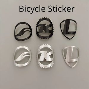 Cykelgrupper för cykel BICYCLE BADGE Tillverkad av mjuk aluminiumlegering Bike Stickers Leader Badge Head Tube Diy Cykeltillbehör 231130