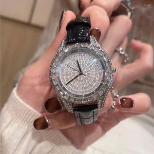 Armbanduhren Super Strass Licht Luxus Damenuhr Einfache Mode Quarz Französisch Stil Kleines Temperament Geschenk