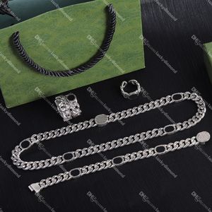 Engagemang chic örhängen kvinnor hiphop halsband kubanska kedja armband varumärke sammanlåsande brev ringar med lådan set