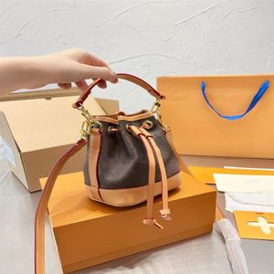 مصمم حقائب المرأة 1V مصغرة الحجم 16x13x10 سم متغيرة اللون حقيبة دلو البرد.