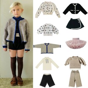 Kläduppsättningar Småbarn Girl Clothes Autumn Brand Designer Cherry Kids Outfit Baby Dress Tutu Sticked tröja pojkar Päls mode cardigan 231130